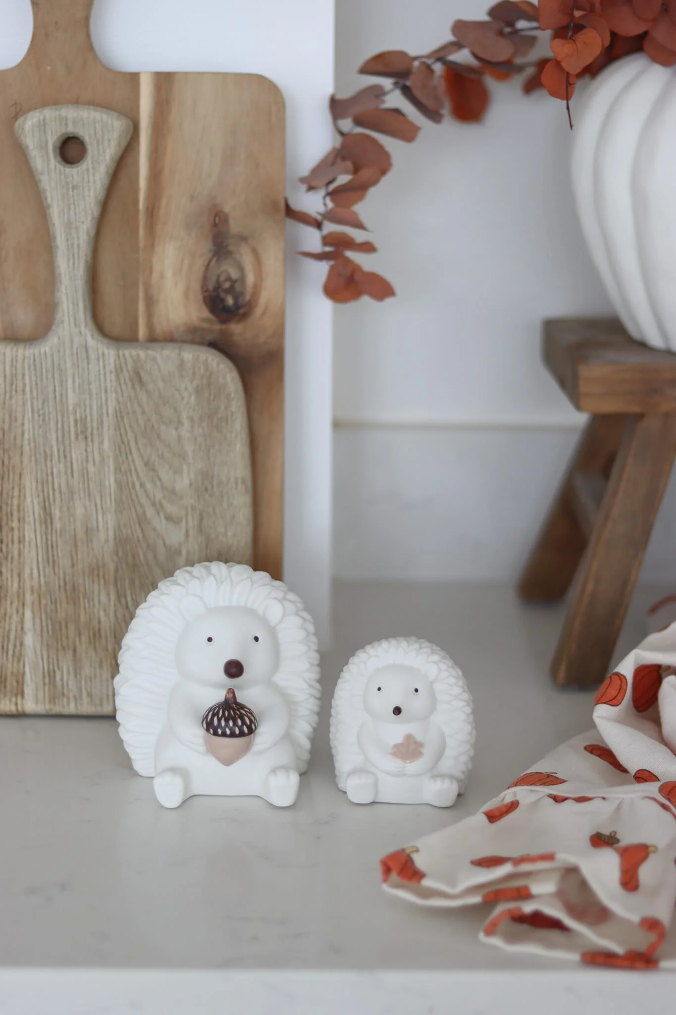 Set of 2 Sitting Hedgehogs - Image 2